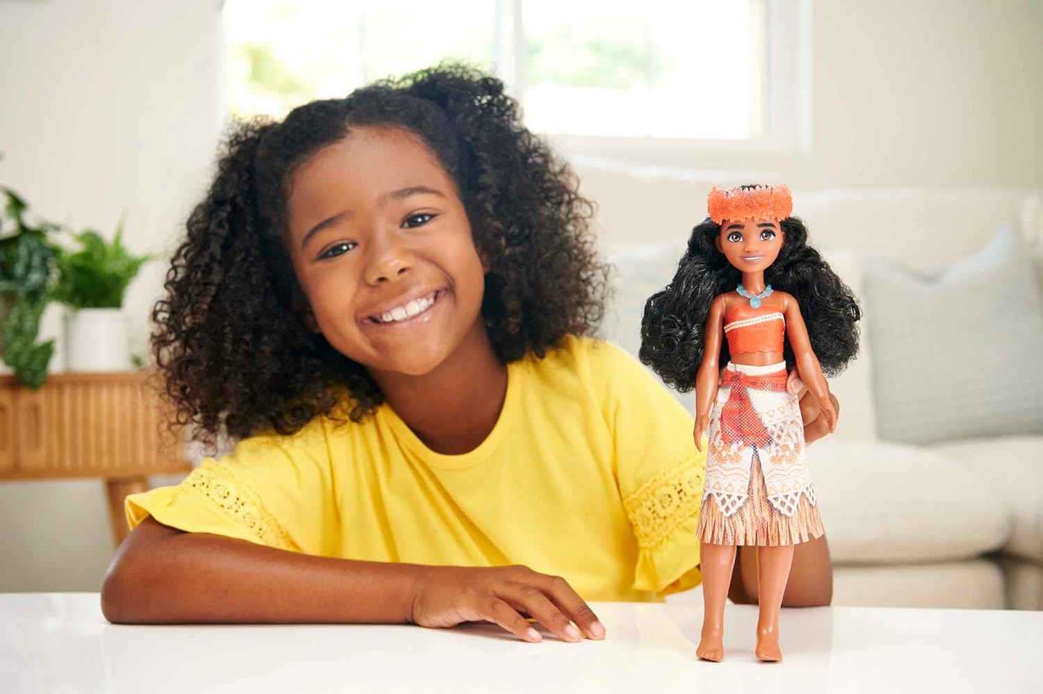 Disney Princess Moana Posable Fashion Doll with Sparkling Outfit and Removable Accessories 3