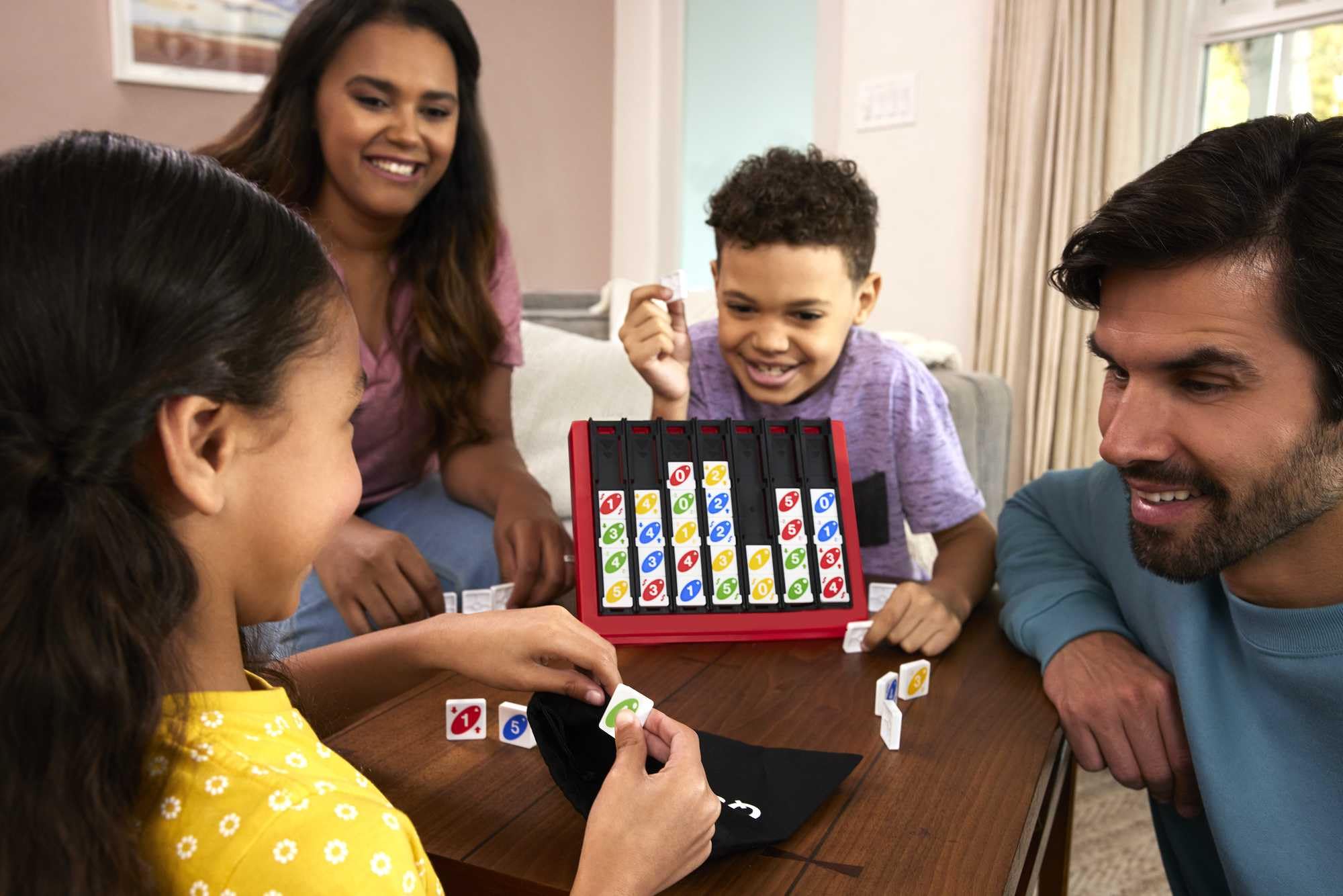 Mattel Games UNO Quatro Game - Four-in-a-Row Matching | Portable Plastic Set | Model HPF82 2