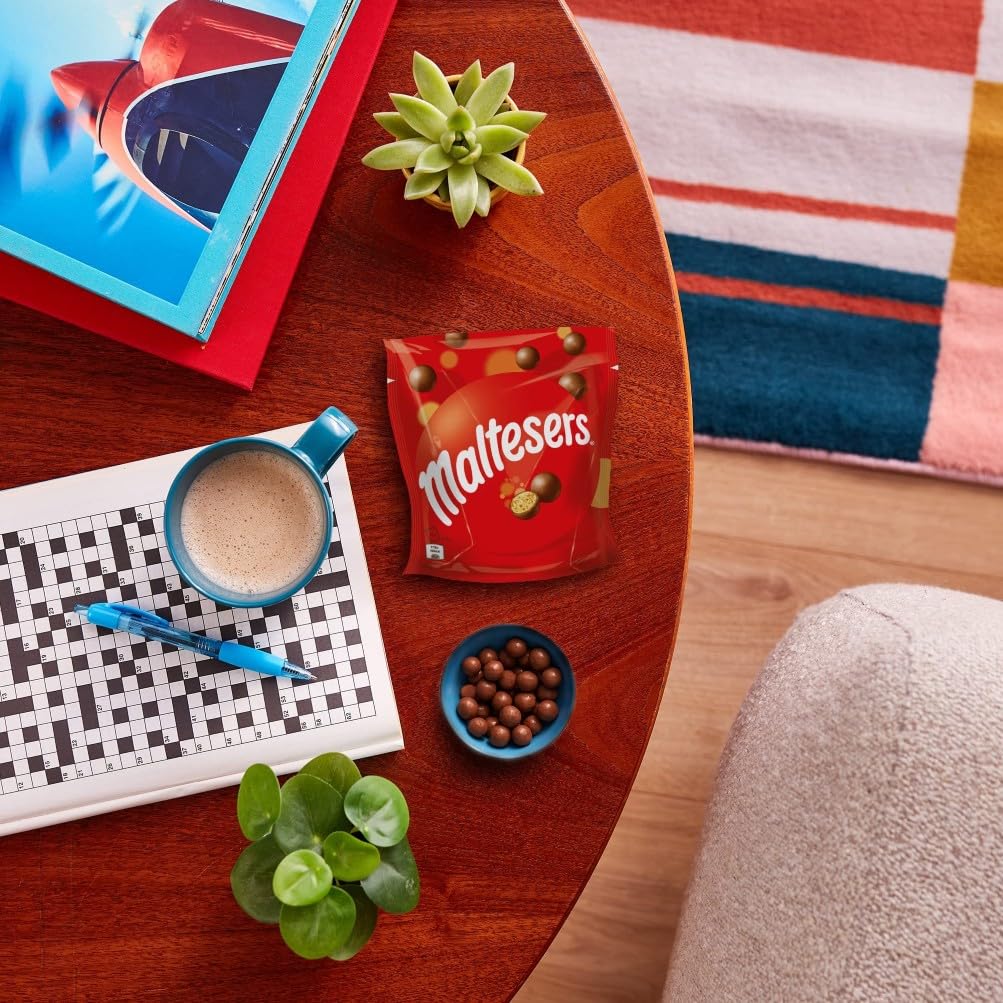 Maltesers Chocolate Gifts Bag, Sharing Pouch, Crunchy Malt Balls in Milk Chocolate, 158g 4