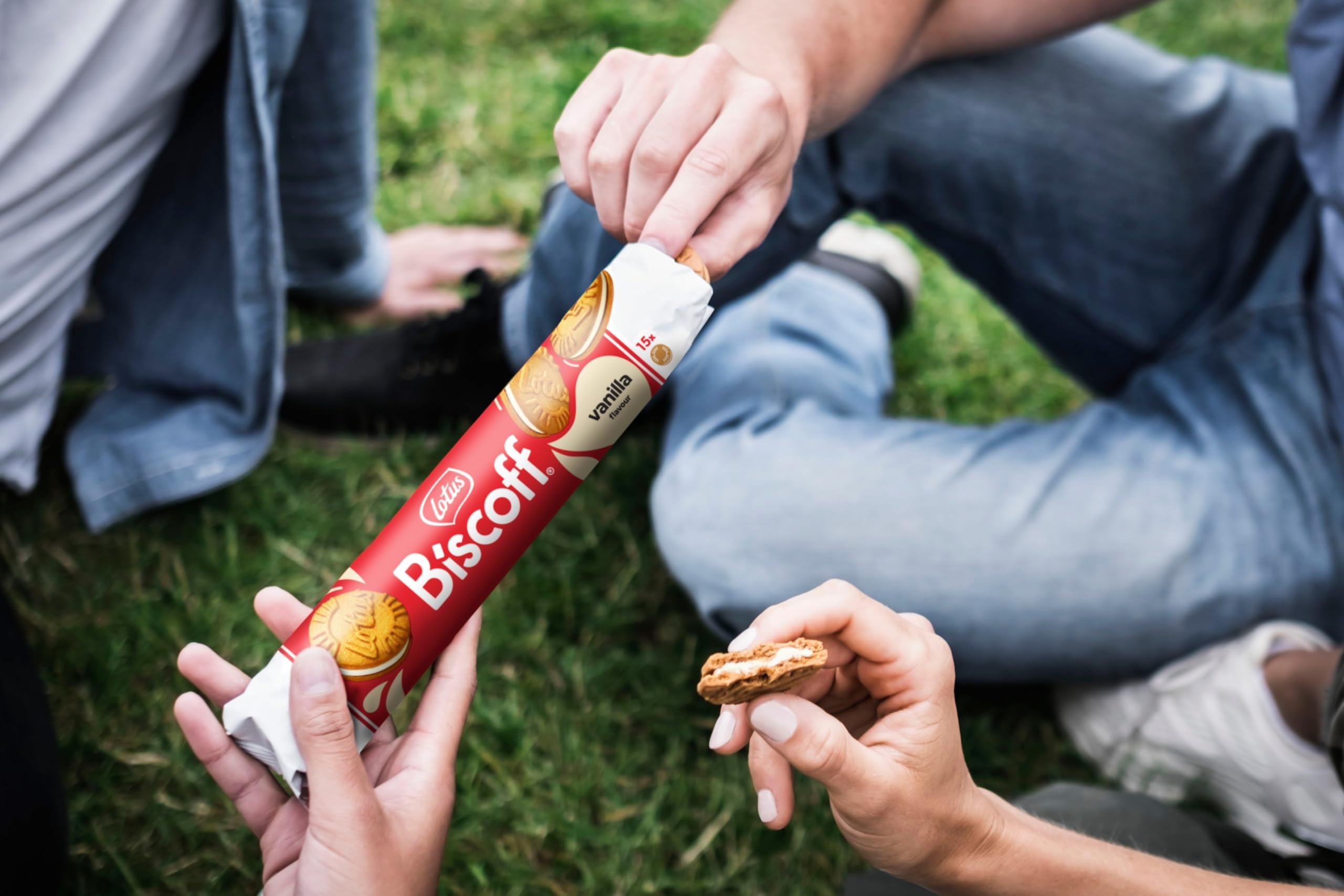 Biscoff Sandwich Biscuits with Vanilla Cream Filling - 9 Rolls x 15 Biscuits (1.35kg) 4