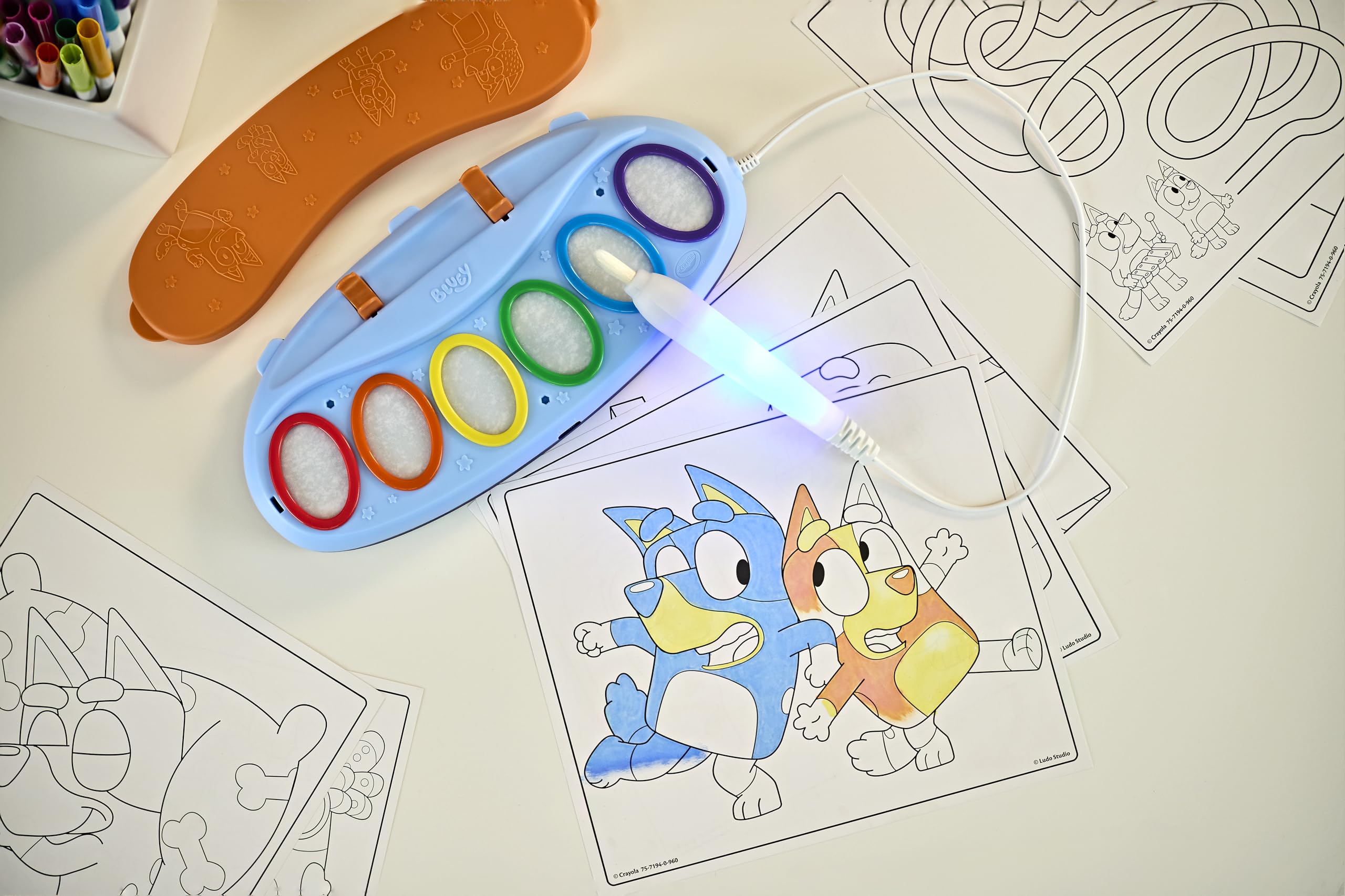 CRAYOLA Bluey Colour Wonder Magic Light Brush Craft Kit - Mess Free Painting for Ages 3+