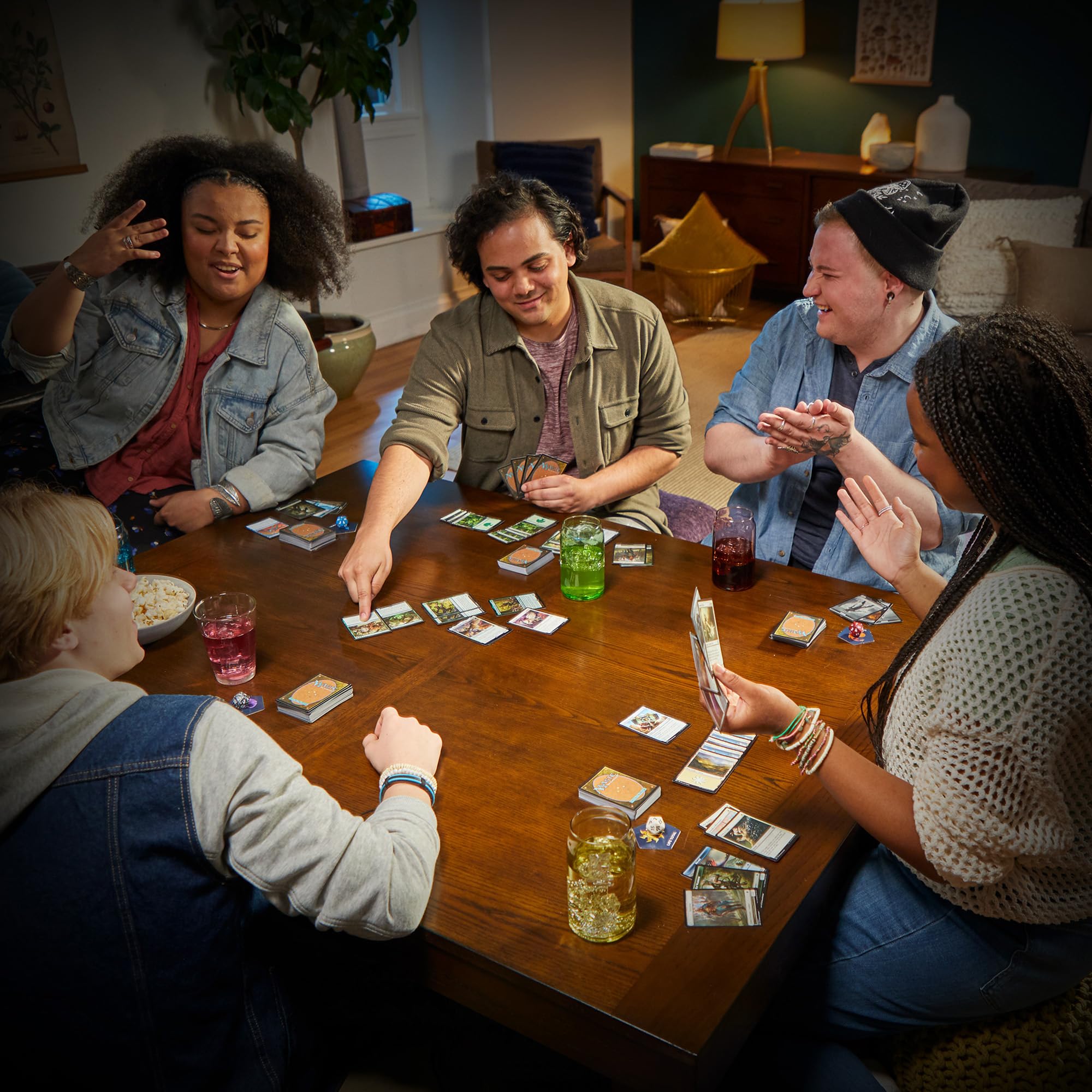 Magic: The Gathering Ravnica: Cluedo Edition – 3-4 Player Murder Mystery Card Game 8