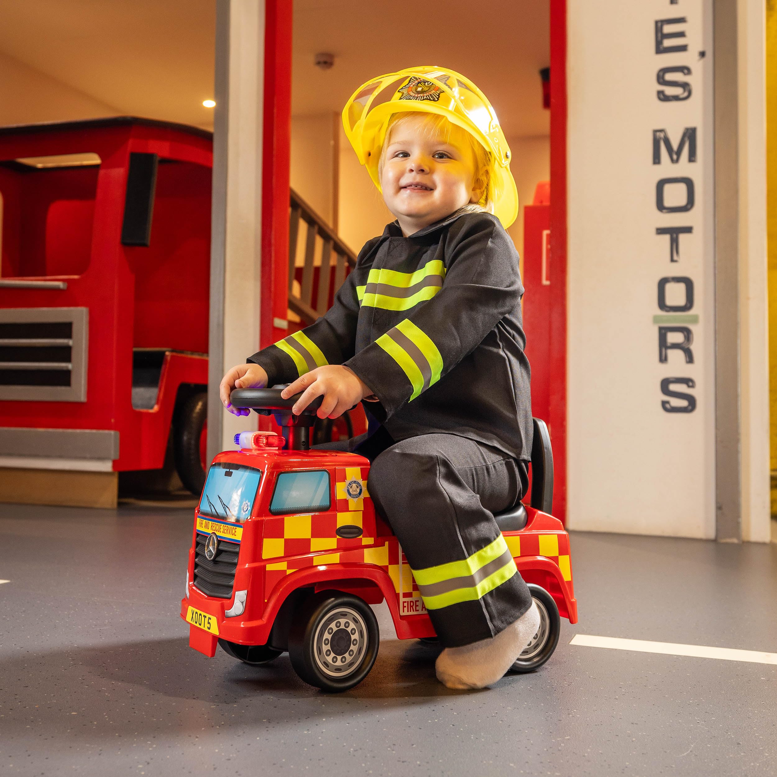 Xootz Mercedes-Benz Fire Engine Foot to Floor Ride On - Red Manual Ride-On Toy for Kids 7