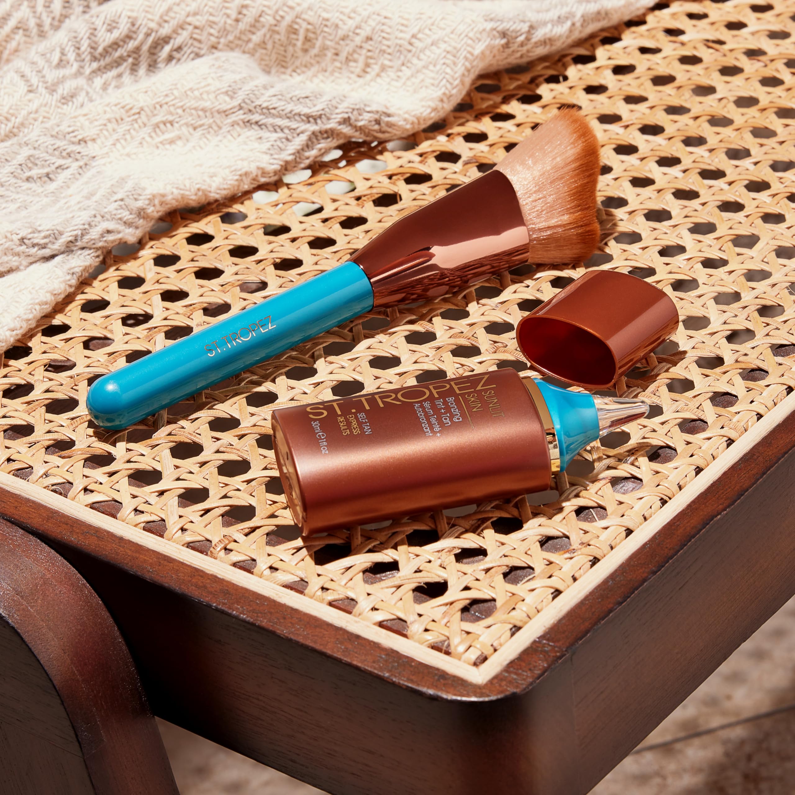 St.Tropez Ultimate Tan Face Brush - Flawless Streak-Free Application | Vegan Bristles | Blue