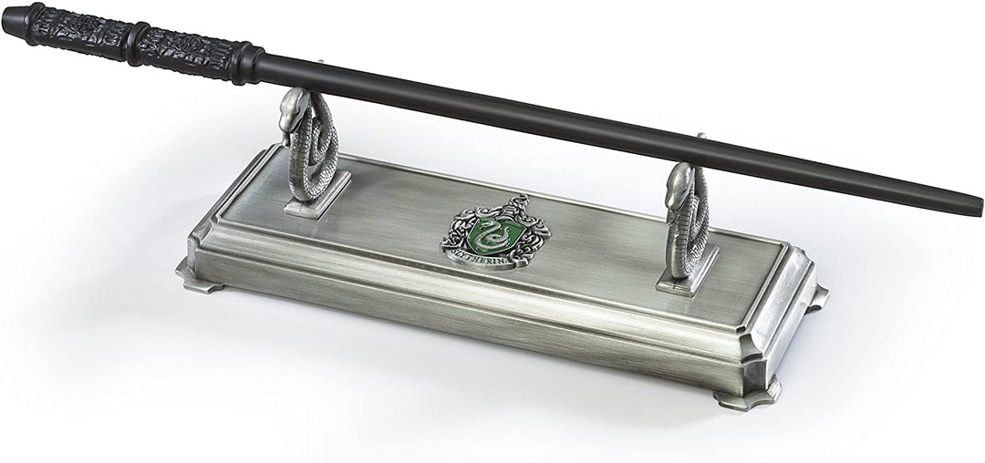 The Noble Collection Harry Potter Slytherin Zauberstabständer – 8 Zoll (20 cm) silberfarbener individueller Zauberstabständer – Harry Potter Filmset Film-Requisiten Zauberstäbe Geschenke