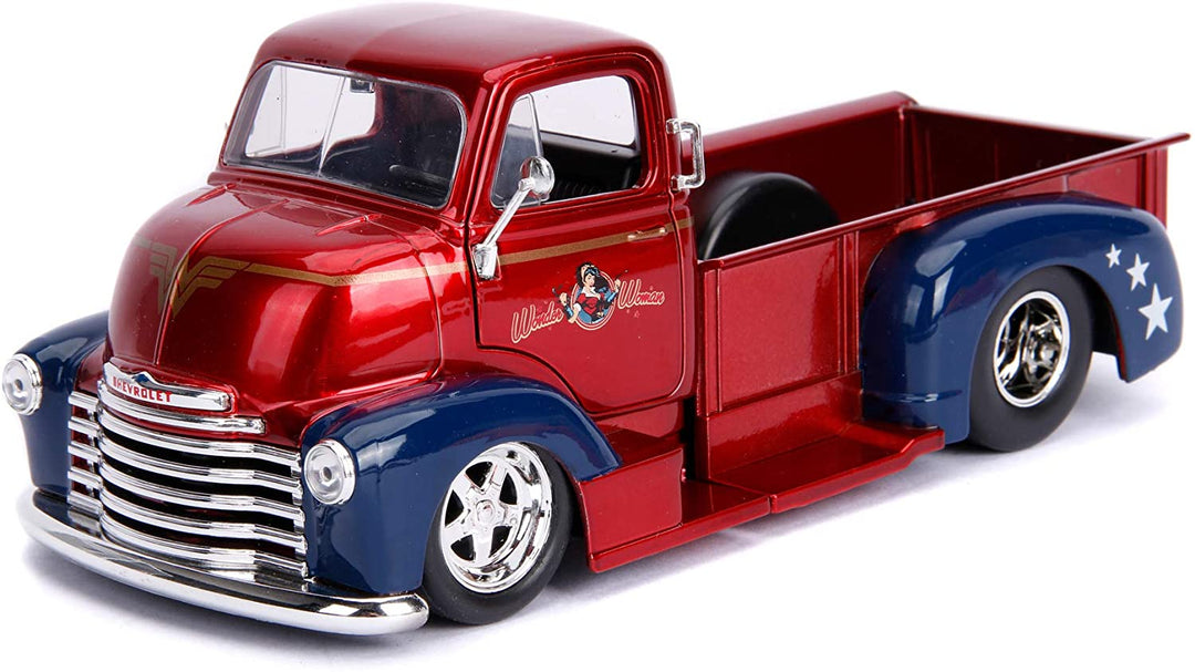 Jada Toys 253255010 DC Bombshells 1952 Chevy COE Pickup-Auto, Spielzeugauto aus Druckguss, Türen, Kofferraum und Motorhaube zum Öffnen, inklusive Wonder Woman-Figur, Maßstab 1:24, Rot/Blau