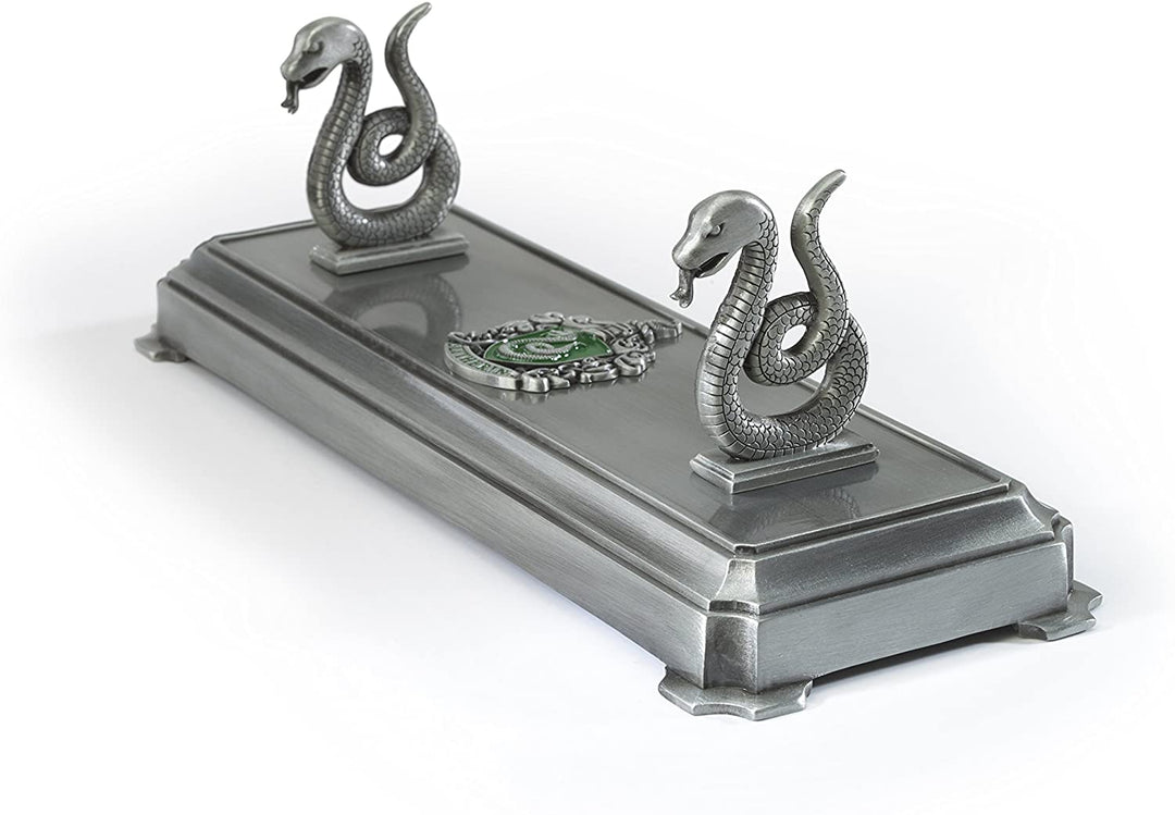 The Noble Collection Harry Potter Slytherin Zauberstabständer – 8 Zoll (20 cm) silberfarbener individueller Zauberstabständer – Harry Potter Filmset Film-Requisiten Zauberstäbe Geschenke